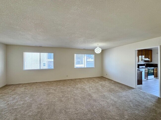 Building Photo - Upper level 2 bedroom 2 bath condo, laundry in unit!