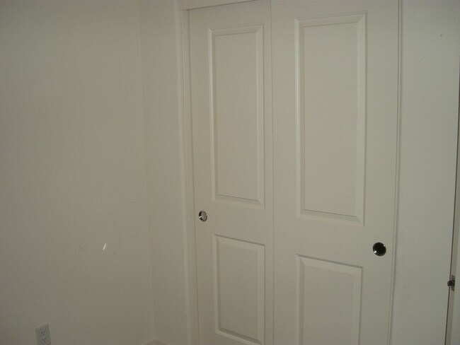 Building Photo - Two Bedroom, Two and and a Half Bath Townh...
