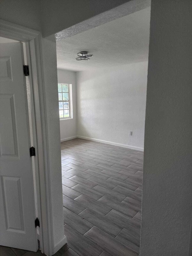 Building Photo - 1375 NE 147th St