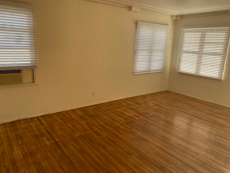 Building Photo - 449 San Vicente Blvd