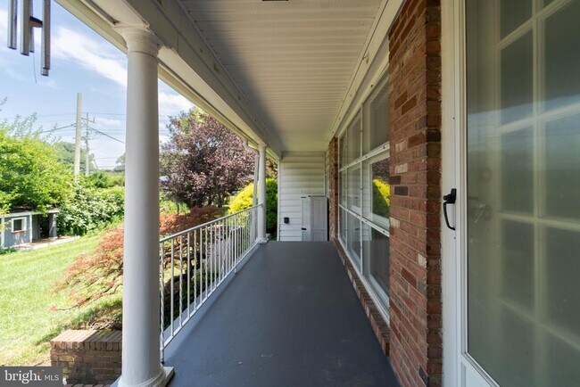 Building Photo - 610 Valley Brook Dr
