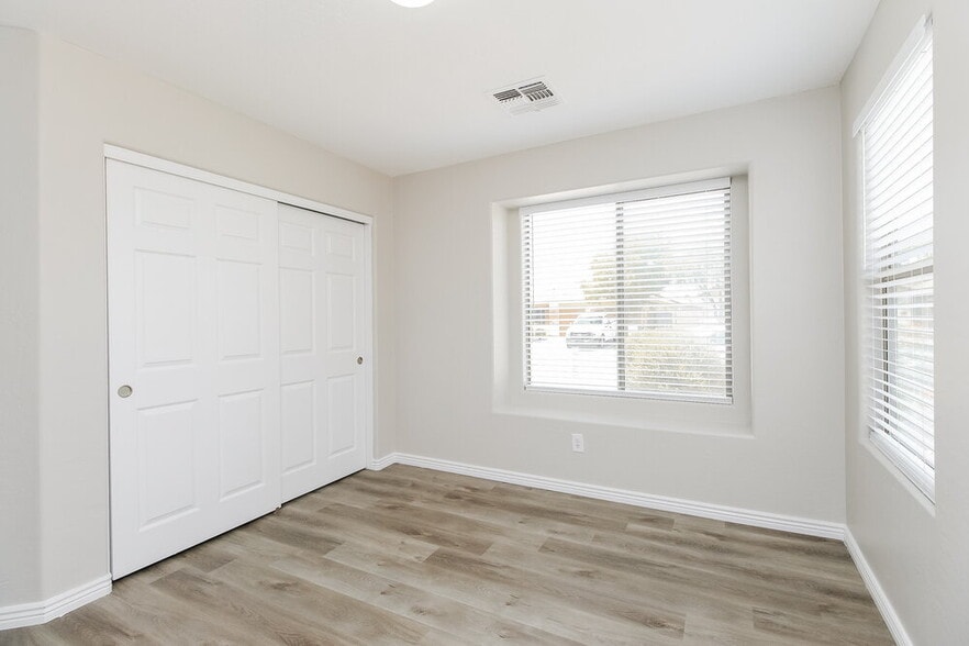 Building Photo - 475 W Holstein Trail
