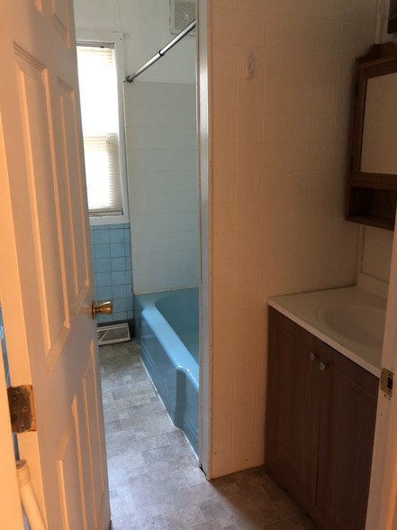 Bathroom with tub shower - 1022 1st Ave