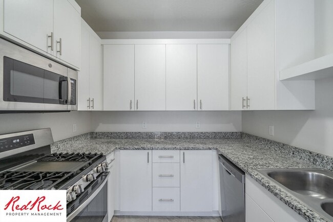 Building Photo - Gorgeous 3 Bedroom Townhome in Washington!