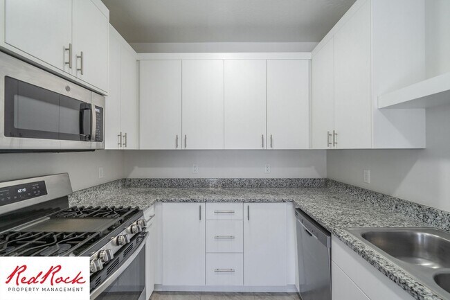 Building Photo - Pet friendly 3 Bedroom Townhome in Washington!