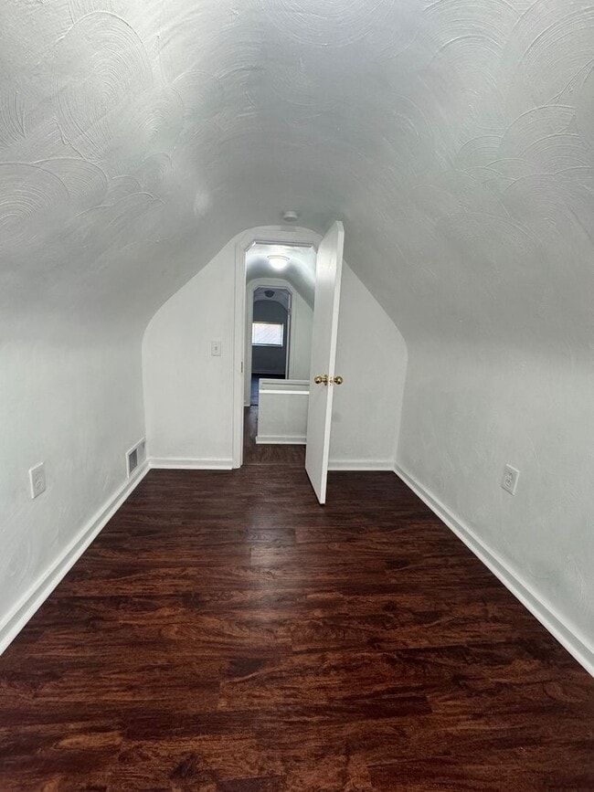 Building Photo - Spacious 4-Bed 2-Bath House!!