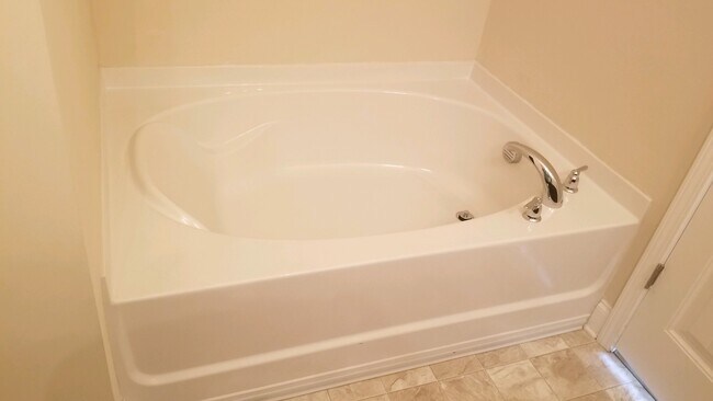 Building Photo - Spacious 3 Bedroom 2.5 Bath Townhome with ...