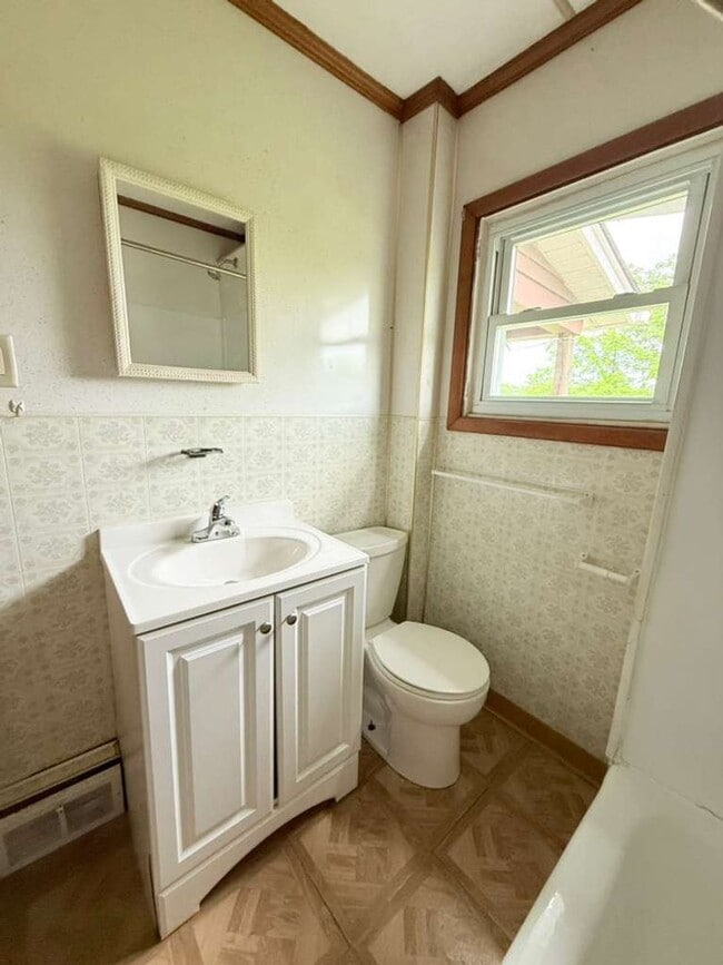 Building Photo - Spacious 2 bedroom house in Penn Hills!!!