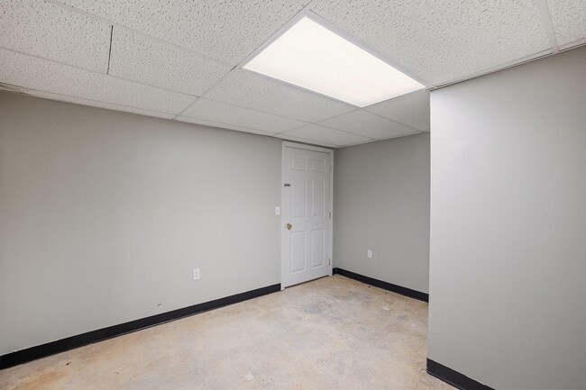 Building Photo - 131 Forest Hill Way