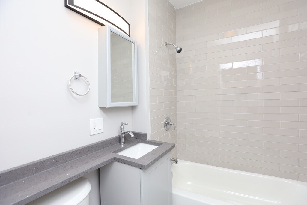 Building Photo - 814 W Cornelia Ave