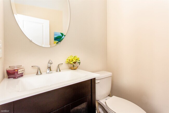 Building Photo - 3 br, 3.5 bath Townhome - 745 Fountainhead...