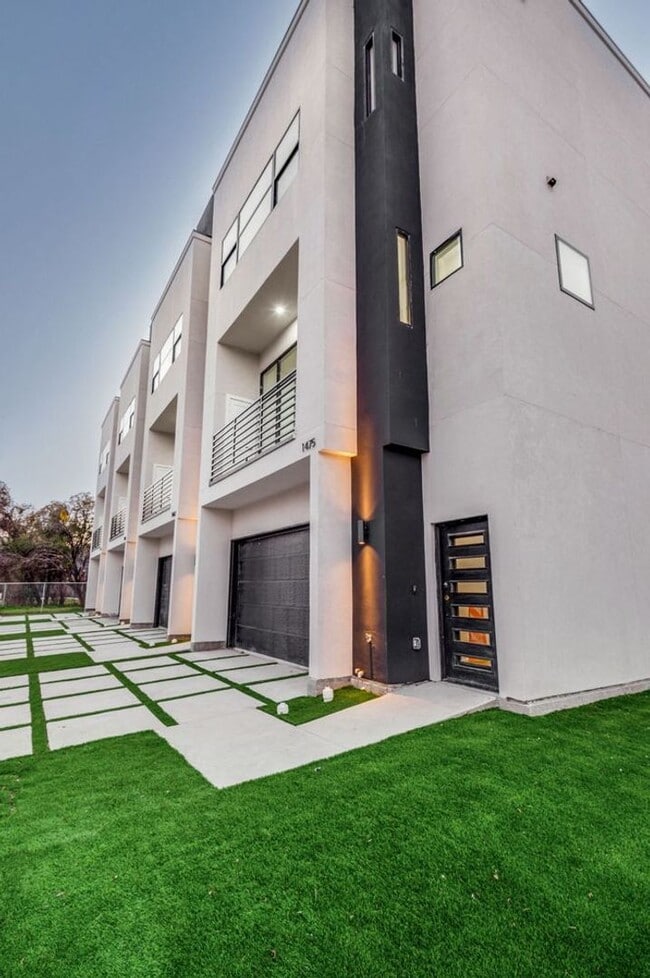 Building Photo - Spacious Townhouse in Dallas