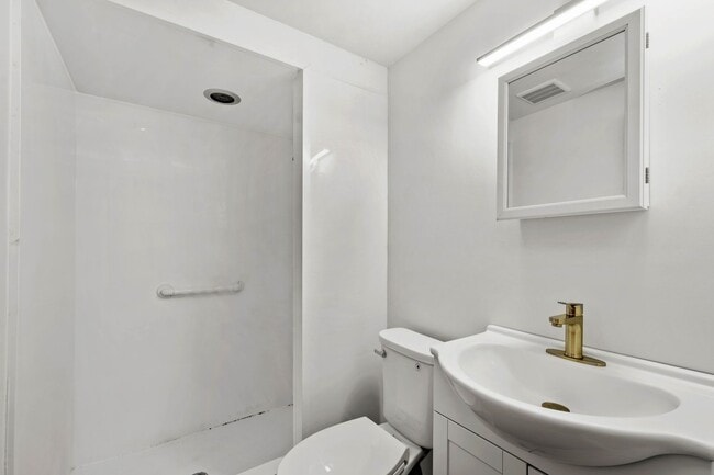 Building Photo - AVAILABLE AUGUST 1ST!! DON'T MISS TIS GORGEOUS 3 BEDROOM IN PENN HILLS!