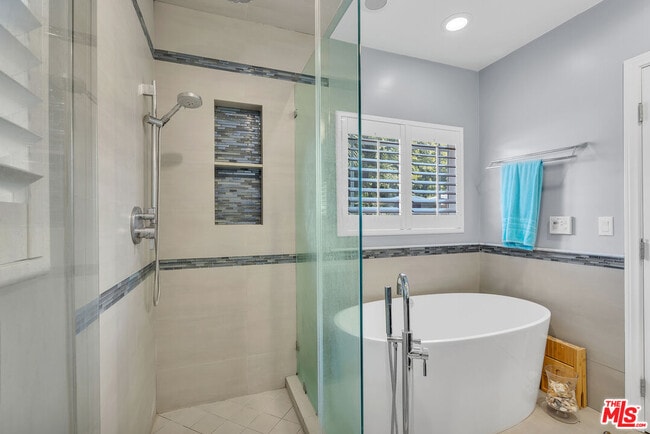 Building Photo - 326 N Doheny Dr