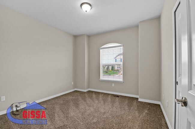 Building Photo - Beautiful home with 5 bedrooms, 4 bathroom...
