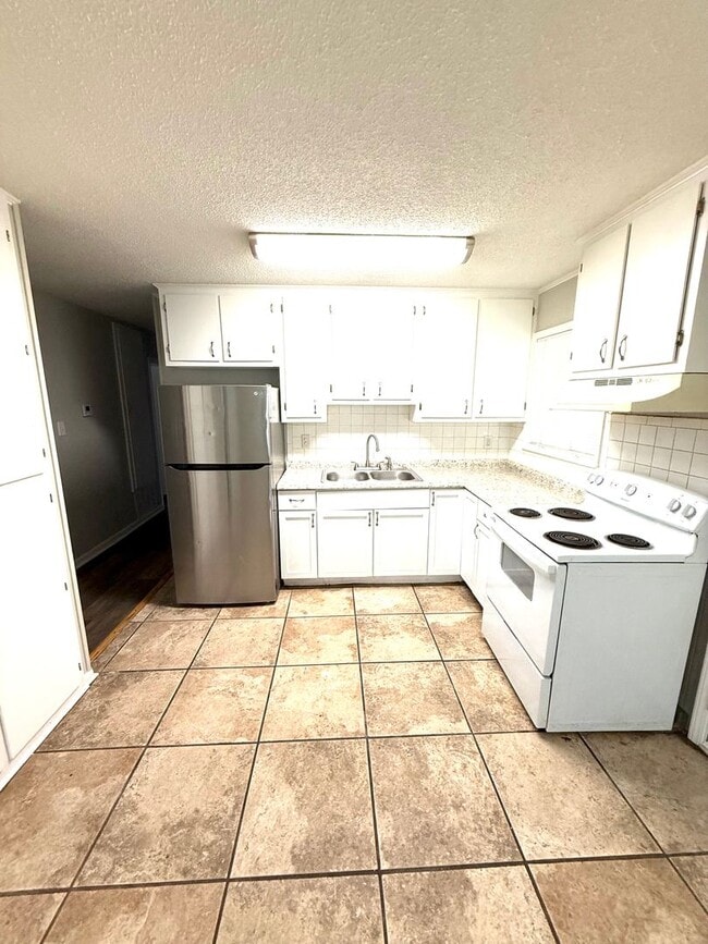 Building Photo - ** 4 Bed 1.5 Bath located by lagoon park ** Call 334-366-9198 for a self tour