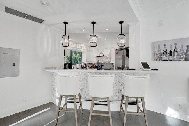 Building Photo - 614 Poinciana Dr