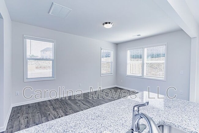 Building Photo - 221 Stone Fruit Ct
