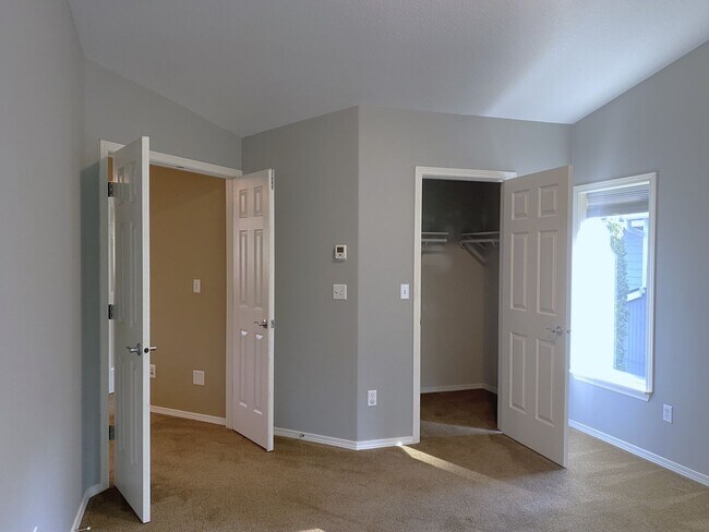 Building Photo - Beautiful Sherwood Home backs to Greenspac...