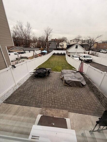 Building Photo - 37 Sayre St