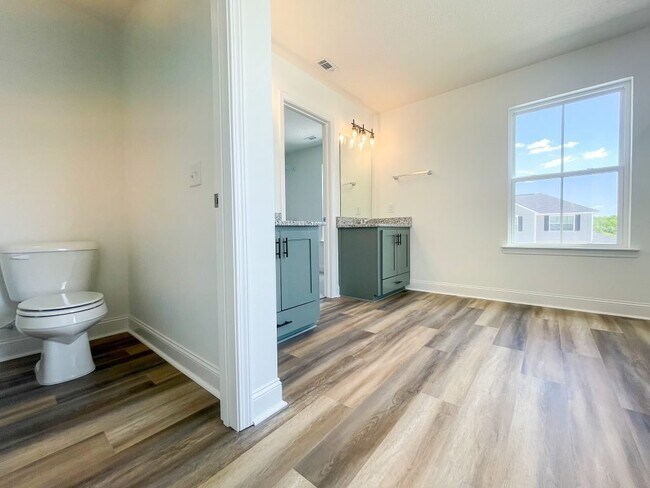 Building Photo - 549 Meloney Dr