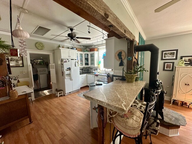 Building Photo - Completely Remodeled, Charming Victorian i...