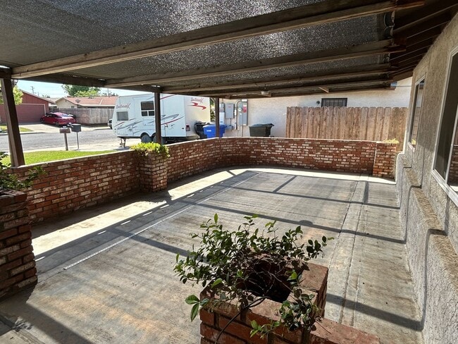 Building Photo - Don't miss out in North Hanford! 3 bedroom 2 bath with solar!