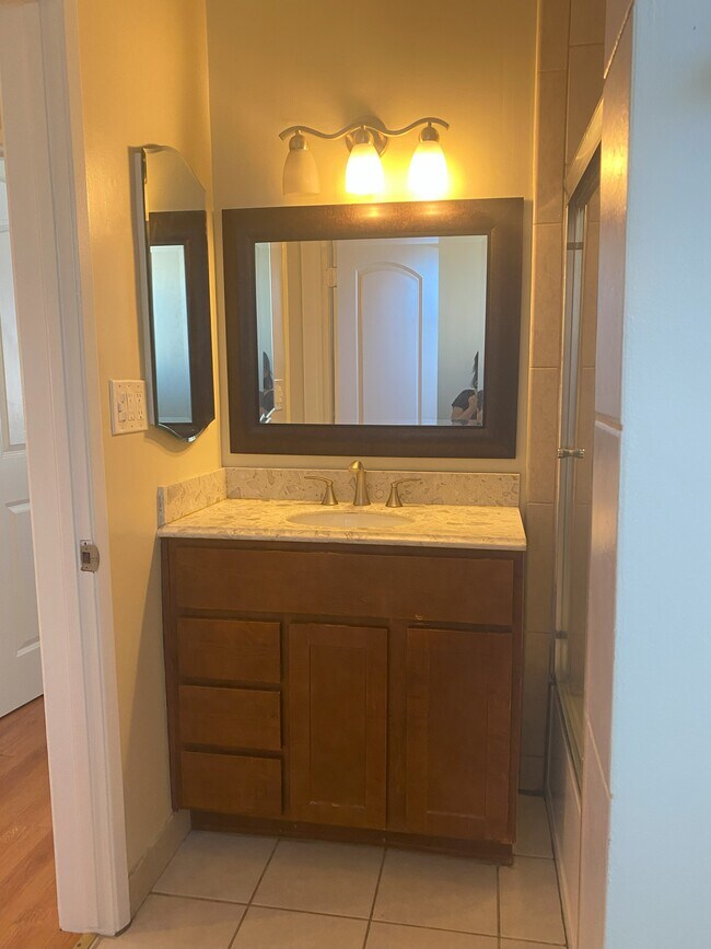 Building Photo - 567 S Wilton Pl