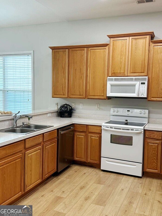 Building Photo - 6834 White Walnut Way