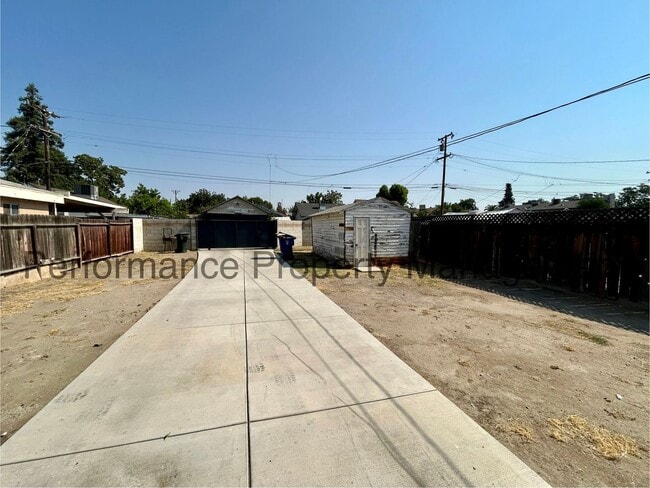 Building Photo - Charming 3 Bed/2 Bath Home w/ Large Yard