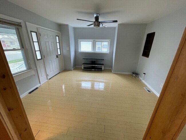 Building Photo - 120 lyndale ave