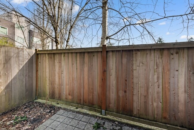 Building Photo - Modern 3 Bed 3.5 Bath Townhome with Garage, Balcony and Fenced Yard Near Light Rail