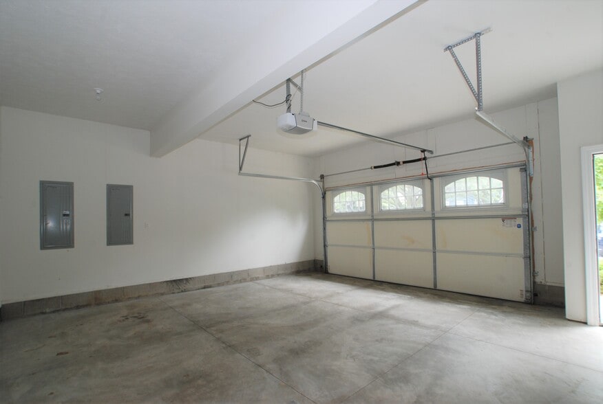 Building Photo - 808 W 2nd St