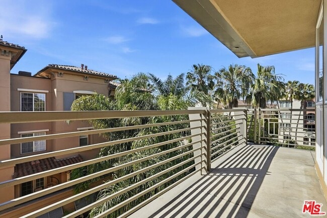 Building Photo - 5831 Seawalk Dr