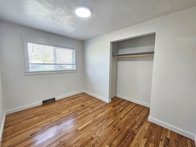 Building Photo - $1,995 - 4 Bed / 1 Bath Home with Fully Fe...