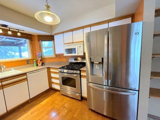 Building Photo - East Anchorage Four Bedroom Home with Bonu...