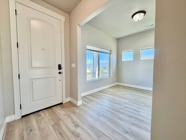 Building Photo - 673 W Beth Cir