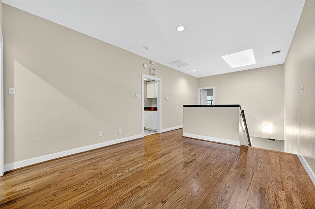 Building Photo - 3027 Bissonnet St
