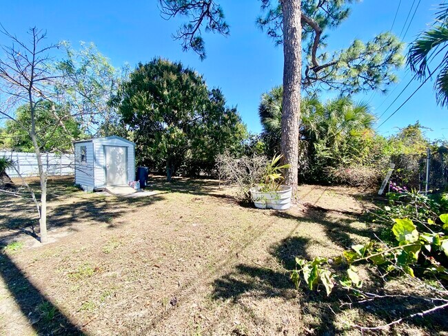 Building Photo - 938 Sumter Rd E