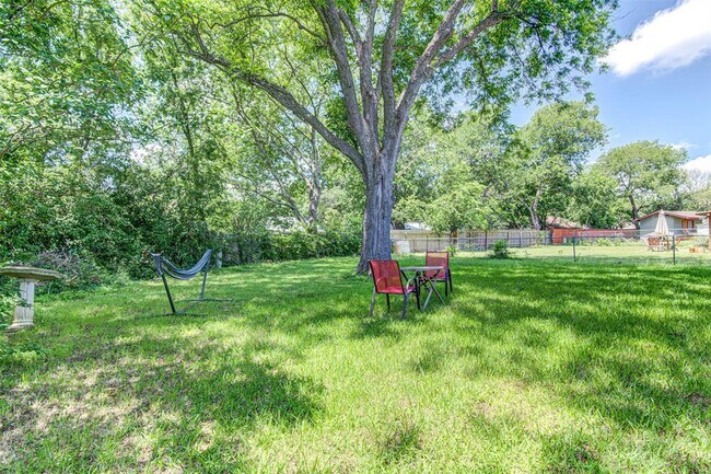 Building Photo - 807 Hill Wood Dr