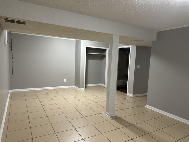 Building Photo - 3369 Holwyn Rd