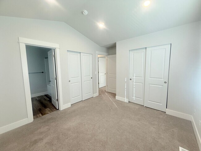 Building Photo - Beautiful 3-Bedroom + Bonus Loft Home in B...