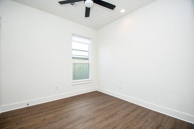 Building Photo - 4101 Victoria