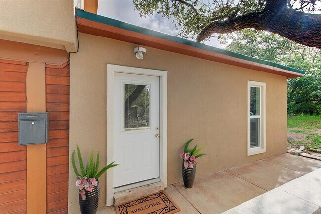 Building Photo - 9305 Granada Hills Dr