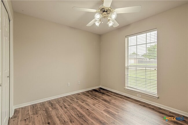 Building Photo - 5005 Warwicke Dr