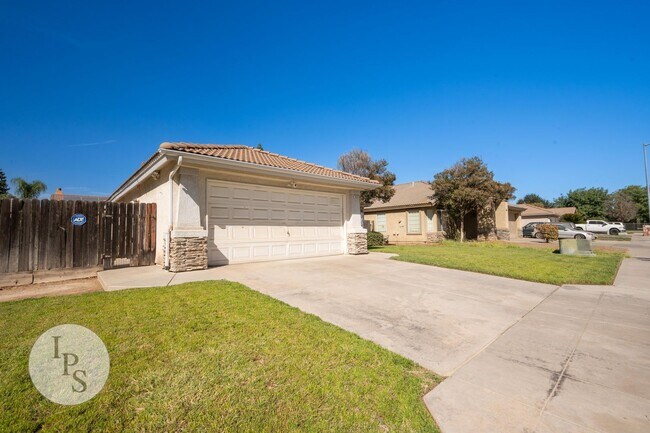 Building Photo - North West Fresno Home, 3BR/2BA, Built 1995 - Lots of Amenities!