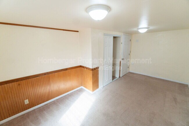 Building Photo - 4206 N Oak St