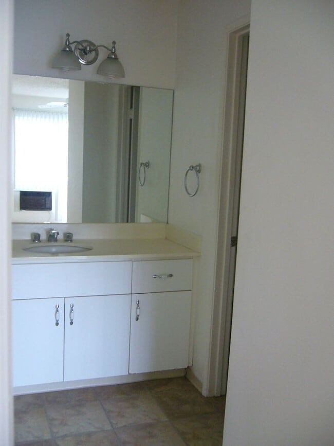 Building Photo - Palm Villas Townhouse (Ewa) Ground floor unit 1, bedroom, 1 bath with 1 parking Avail 11/24