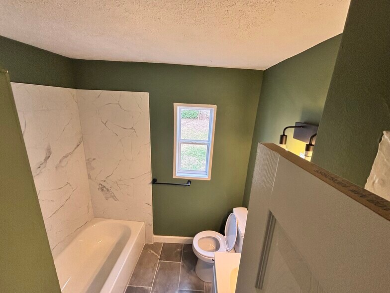 Building Photo - 1639 Dixdale Ave