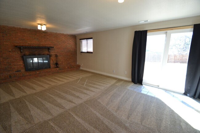 Building Photo - 4 Bed 3 Bath Home in District 20!